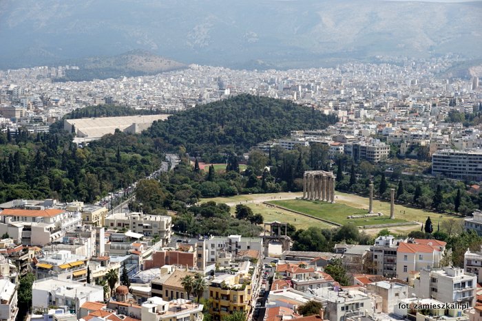 Ateny Grecja: widok z Akropolu na świątynię Zeusa i łuk Hadriana