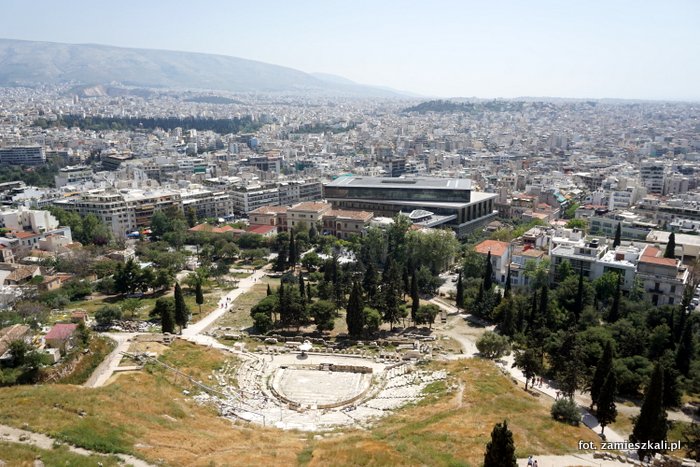 Ateny Grecja: widok z Akropolu na teatr Dionizosa