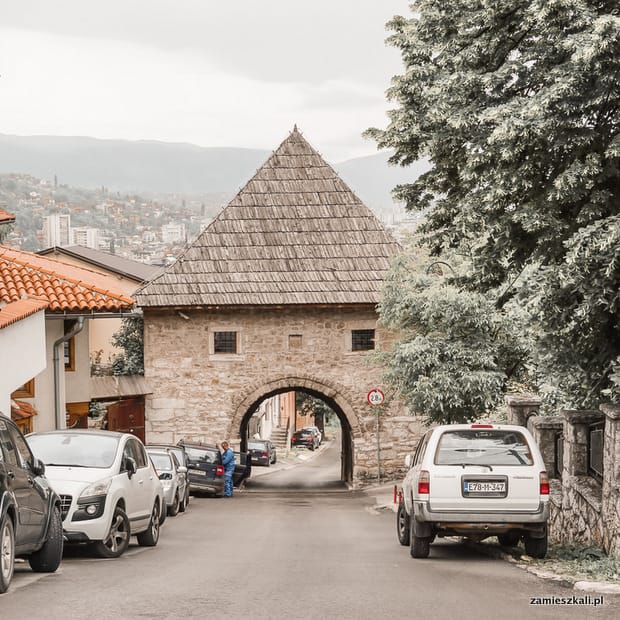 Zwiedzanie Sarajewa: brama miejska.