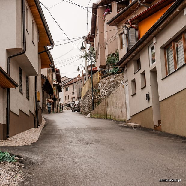 Zwiedzanie Sarajewa: wąskie uliczki Sarajewa.