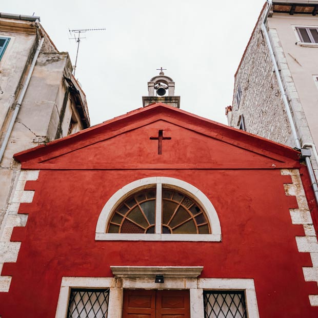 Małe kościółki ukryte w uliczkach Rovinj